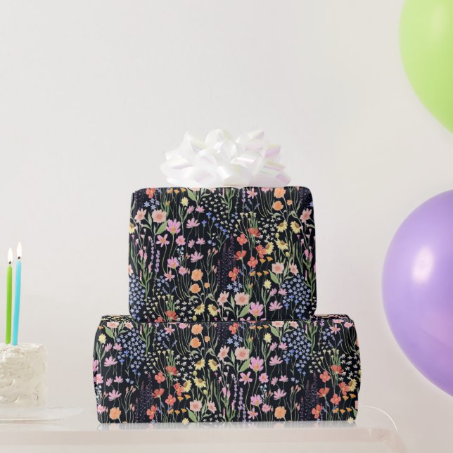 Garten Dunkler Hintergrund Wildblumen Floralmuster Geschenkpapier (Partygeschenke)