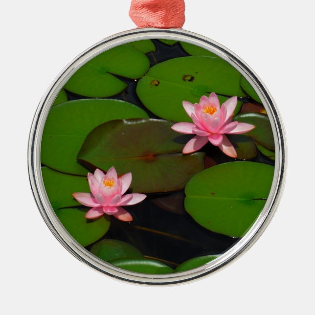 Garten mit Blütenblumen, Rosa Lotus, Ornament Aus Metall (Vorne)