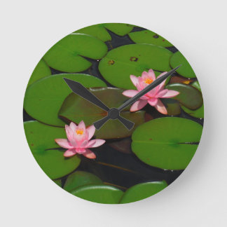 Garten mit Blütenblumen, Rosa Lotus, Runde Wanduhr
