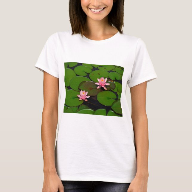 Garten mit Blütenblumen, Rosa Lotus, T-Shirt (Vorderseite)