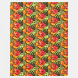 Garten mit orangefarbenen und roten Blumen Fleecedecke