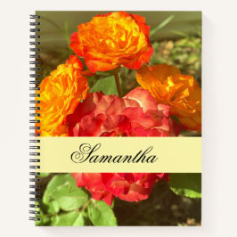 Garten mit orangefarbenen und roten Blumen Notizbuch