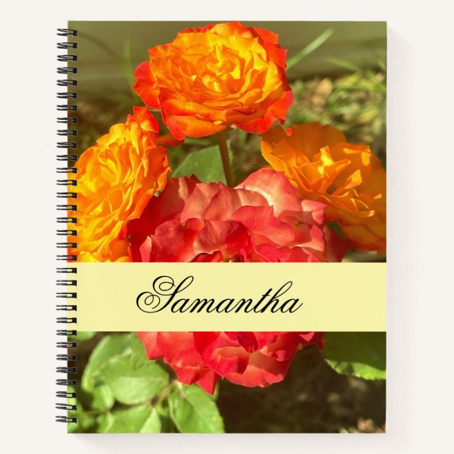 Garten mit orangefarbenen und roten Blumen Notizbuch (Vorderseite)