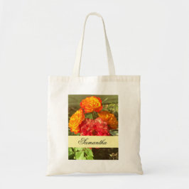 Garten mit orangefarbenen und roten Blumen Tragetasche
