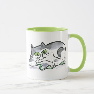 Garten-Schlange und das neugierige Kätzchen Tasse