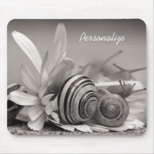 Garten-Schnecken auf Gänseblümchen-Blume mit Nam Mousepad