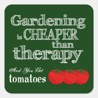 Gartenarbeit ist billiger als Therapie... Quadratischer Aufkleber