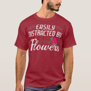 Gartenarbeit, leicht von Blume Pflanze abgelenkt T-Shirt