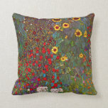 Gartengarten Gustav Klimt mit Sonnenblumen Kissen<br><div class="desc">Der Bauerngarten Gustav Klimt mit Sonnenblumenkissen. Ölmalerei auf Leinwand von 1905-06. Obwohl Klimt für seine goldene Periode, die klassische Werke wie The Kiss und Portrait von Adele Bloch Bauer produzierte, am meisten geschätzt wird, produzierte der Künstler auch einige unglaublich charmante Landschaftsmalereien. Die Gartenfarm mit Sonnenblumen verfügt über einen blühenden Sommergarten...</div>