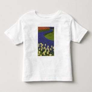 Gartenmuster aus Traubenhyazinthenblüten und 2 Kleinkind T-shirt