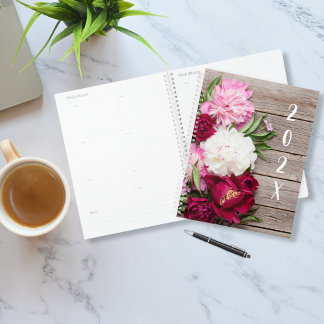 Gartenpeony Blume auf rustikalem Holz Planer