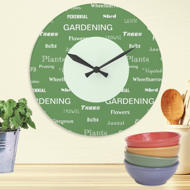 Gartensprache Garten Geachtete Gemusterte Grüne Große Wanduhr (A stylish wall clock with gardening themed words in a repeat pattern, in white on green)