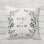 GartenWappen | Eggshell | Hochzeitsnamen Kissen<br><div class="desc">Dieses Kissen ist perfekt für Ihre Hochzeit im Freien oder für die Innendekoration. Mit einem bemalten Blumenmuster in Aquarellfarben in Blau- und Rosatönen. Personalisieren Sie mit Ihren Namen und Datum mithilfe der angegebenen Vorlagen. Dies ist Teil unserer Hochzeitskollektion "Garden Wappen". Dieses Kissen würde direkt neben unserem "Blaufarben-Blätter-Muster-Eggshell-Kissen", das in dieser...</div>
