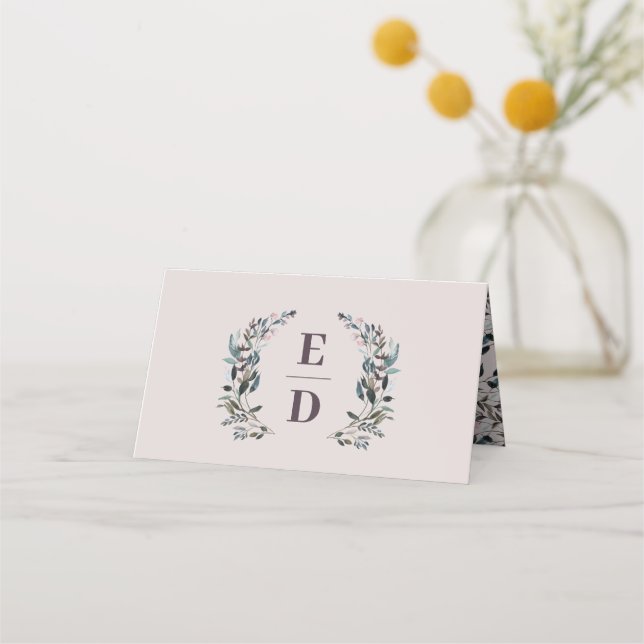 GartenWappen | Mauve Lila Wedding Monogram Table Platzkarte (Vorderseite)