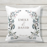 GartenWappen | White Blue Floral Wedding Names Kissen<br><div class="desc">Dieses Kissen ist perfekt für Ihre Hochzeit im Freien oder für die Innendekoration. Mit einem bemalten Blumenmuster in Aquarellfarben in Blau- und Rosatönen. Personalisieren Sie mit Ihren Namen und Datum mithilfe der angegebenen Vorlagen. Dies ist Teil unserer Hochzeitskollektion "Garden Wappen". Dieses Kissen würde direkt neben dem anderen Kissen, das in...</div>