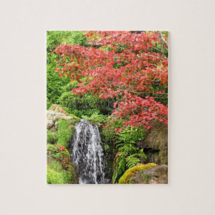 Gartenwasserfall im Herbst