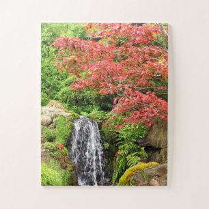 Gartenwasserfall im Herbst
