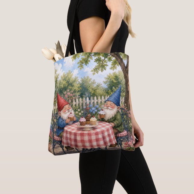 Gartenzwerge, die Cupcakes essen Tasche (Von Nahem)