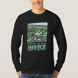 Gärtner pflanzt Gartenblumen  Gartenarbeit T-Shirt