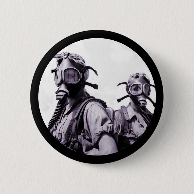 Gasmaske-Mädchen in Lila Button (Vorderseite)