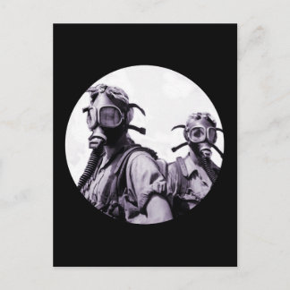 Gasmaske-Mädchen in Lila Postkarte