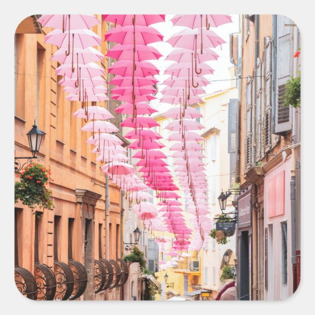 Gassen der Provence mit rosa Sonnenschirmen Pla Quadratischer Aufkleber (Vorderseite)