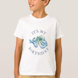 Gast von Ehrenmitglied T - Shirt Birthday Boy Naut<br><div class="desc">Dieser Ehrengast zeigt einen Tintenfisch in Blautönen. Der T - Shirt zeigt einen Oktopus. Die Worte "Es ist mein Geburtstag" sind Set in einem klassischen Schriftart. Verwenden Sie die Vorlagenfelder,  um Ihren benutzerdefinierten Gruß hinzuzufügen. Eine reizvolle Wahl für die Geburtstagsfeiern von Kindern. Kunst und Design von Victoria Grigaliunas</div>