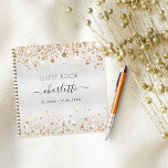 Gästebuch Geburtstag Silbergold Glitzer Monogramm Notizbuch<br><div class="desc">Ein Gästebuch für eine weibliche und glamouröse 21. Geburtstagsparty (oder jedes Alter). Ein stilvolles Imitat silbermetallicfarbener Hintergrund mit goldenen Imitaten Glitzer Staub. Geben Sie Ihren Namen,  Alter 21/Text ein</div>