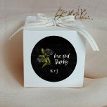 Gastgeschenk Hochzeit der gotischen Rose Runder Aufkleber<br><div class="desc">Moderner und rustikaler Halloween Gastgeschenk Hochzeit Aufkleber mit Darstellung der gotischen schwarzen Rose.</div>