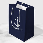 Gastgeschenk Hochzeit der modernen Nautischen Mari Mittlere Geschenktüte<br><div class="desc">Moderne Minimalistische Nautical Navy Blue Anchor Gastgeschenk Hochzeit Geschenktasche mit weißem Anker und personalisierten Braut und Bräutigam mit Hochzeitstermin in weißem,  modernen Sans Serif Schriftart Stil auf marineblau Hintergrund. Ideal für Hochzeiten mit Wassersportaktivitäten,  Hochzeiten zum Thema Strand und vieles mehr.</div>