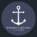 Gastgeschenk Hochzeit der modernen Nautischen Mari Runder Aufkleber<br><div class="desc">Moderne Minimalistische Nautical Navy Blue Anchor Gastgeschenk Hochzeit Sticker mit weißem Anker und personalisierten Braut und Bräutigam mit Hochzeitstermin in weißem,  modernen Sans Serif Schriftart Stil auf marineblau Hintergrund. Ideal für Hochzeiten mit Wassersportaktivitäten,  Hochzeiten zum Thema Strand und vieles mehr.</div>