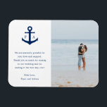 Gastgeschenk Hochzeit des Nautic Anchor Monogram F Magnet<br><div class="desc">Nautischer Gastgeschenk Hochzeit-Magnet mit einem marineblau Anker mit dem Monogramm auf beiden Seiten zusammen mit Ihrer Dankesnachricht. Rechts ist dein liebstes Foto. Diese einfachen Wassermagnete sind ideal für eine Hochzeit am Strand im Sommer und machen großartige Gastgeschenke Hochzeiten,  die Ihre Gäste gewollt werden,  um behalten.</div>