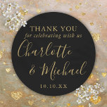 Gastgeschenk Hochzeit für Schwarz-Gold-Signatur Runder Aufkleber<br><div class="desc">Die Gastgeschenk Hochzeit Schwarz und Gold bedankt sich bei einem klassischen Rundaufkleber mit Signaturstilnamen. Entwickelt von Thisisnotme©</div>