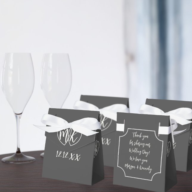 Gastgeschenk Hochzeit für Schwarz-Weiß-Herz-Monogr Geschenkschachtel (Add your short thank you message on the reverse and your initials/wedding day to the front)