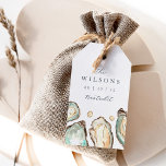 Gastgeschenk Hochzeit Küstengewässer Oyster Geschenkanhänger<br><div class="desc">Diese Gastgeschenk Hochzeit-Tags an der Küste verfügen über eine Reihe von Muschel-Illustrationen in Creme und Aqua Aqua Aqua Oyster,  mit Ihren Namen,  Hochzeitstag und Lage in klassisch marineblauen Schriften. Ideal für Hochzeiten am Strand,  im Sommer oder im Wassersport,  personalisieren Sie diese Tags und knüpfen sie an Ihre Lieblinge an.</div>