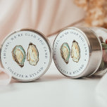 Gastgeschenk Hochzeit Küstengewässer Oyster Runder Aufkleber<br><div class="desc">Diese Aufkleber an der Küste sind mit zwei Soft-Creme- und Aqua-Aqua-Aqua-Aqua-Austern-Illustrationen versehen,  die in klassisch marineblauen Schriftzeichen in zwei Textzeilen eingefasst sind. Mit "Shucks,  wir sind froh,  dass Sie gekommen sind" und Ihren Namen gezeigt. Ideal für Hochzeiten am Strand,  im Sommer oder im Wassersport.</div>
