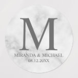 Gastgeschenk Hochzeiten aus weißem Marmor Etiketten<br><div class="desc">Ein elegantes Design mit Monogramm,  Name und Datum in grauem Serif-Schriftart auf weißem Marmorboden.</div>