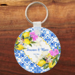 Gastgeschenke Hochzeiten Blaue Fliesen Zitrone Bou Schlüsselanhänger<br><div class="desc">Blaue Fliesen Bougainvillea und Zitrone Amalfi Positano mediterrane Stil maßgeschneiderte Hochzeit Gutes Geschenk personalisierten Namen Keychains,  personalisierte Brautparty Geschenke.</div>
