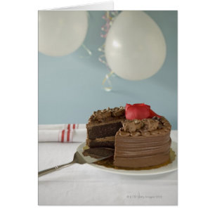 Gâteau au chocolat avec tranche manquante sur la t