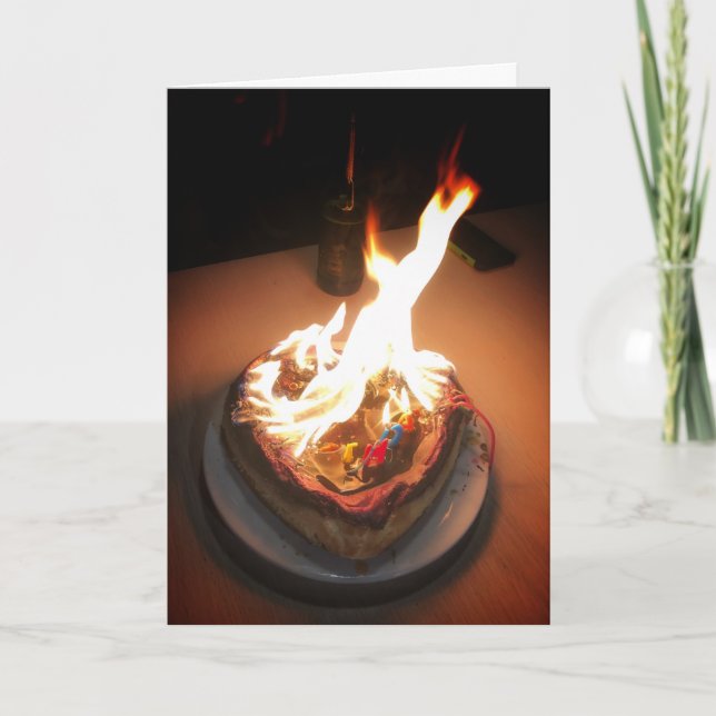 Gâteau sur la carte d'anniversaire du feu (Devant)
