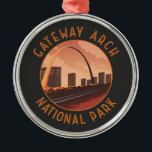 Gateway Arch Nationalpark Retro Distressed Circle Ornament Aus Metall<br><div class="desc">Gateway Arch Vektorgrafik Design. Der Gateway Arch National Park ist ein amerikanischer Nationalpark,  der sich in St. Louis,  Missouri,  in der Nähe des Ausgangspunkts der Lewis- und Clark-Expedition befindet.</div>