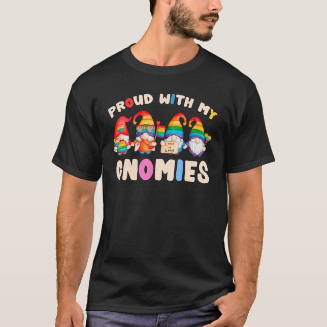 Gay Gnomes LGBT Pride Regenbogenfarben Sprichwort T-Shirt (Vorderseite)