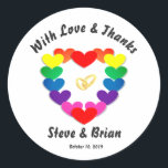 Gay Lesbian Custom Wedding Favor Round Stickers<br><div class="desc">Rainbow Farbherzen   Hochzeitsringe personalisierte Gay Lesbian Custom Wedding Favors. Teilen Sie uns Ihre Liebe mit und bedanken Sie sich bei Familie und Freunden!</div>