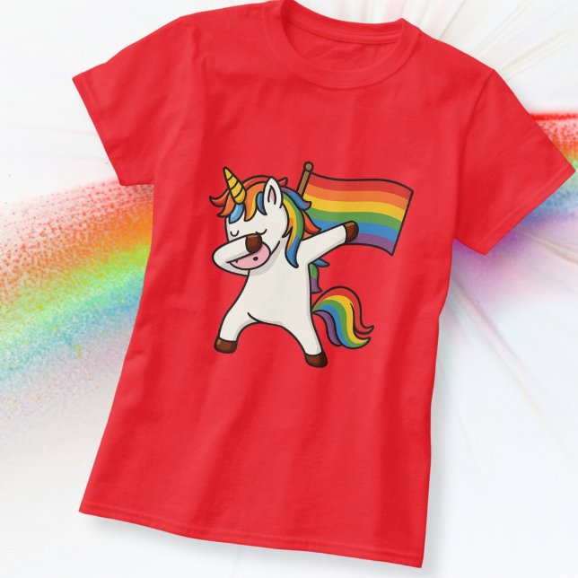 Gay Pride Einfärben mit Fahne T-Shirt (Gay Pride Dabbing Unicorn With Flag T-Shirt by Ricaso. Available in many styles, sizes, colors )