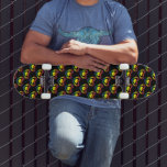 Gay Pride LGBTQ-Regenbogen-Herz-Muster Skateboard<br><div class="desc">Gay Pride LGBTQ Rainbow Hearts Pattern Skateboard hat mehrere Herzen und Gay Pride Regenbogenflaggen Muster. Das Design ist einzigartig und modern. Gut zu benutzen,  jeden Tag oder geben als Geschenk.</div>
