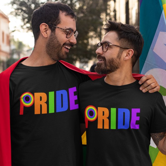 Gay Pride Parade Einfache, fette Regenbogenbriefe T-Shirt (Von Creator hochgeladen)