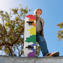 Gay Pride-Regenbogenflagge mit Paint Skateboard