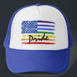 Gay Pride-Regenbogenflagge Truckerkappe<br><div class="desc">Gay Pride LKWer mit einer bedrückten amerikanischen Flagge mit Regenbogenfarben Streifen. Personalisieren Sie Ihren Text (zunächst Set zu "Stolz") oder verließ Sie leer.</div>