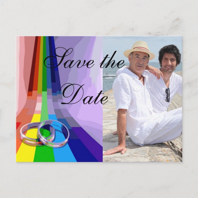 Gay Rainbow and Rings Wedding Save the Date Ankündigungspostkarte (Vorderseite)