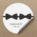 Gay Wedding Double Bow Krawatte Classy Stripes Sie Runder Aufkleber<br><div class="desc">Gay Wedding Double Bow Krawatte Classy Stripes Siegel Sticker.</div>